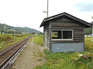 廃止時点で、下り列車が1本、上り列車が3本の普通列車が停車するだけの駅でした。