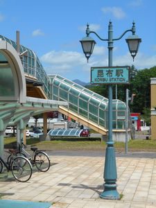 　本駅の大まかな成り立ちについて紹介します。 ・1904年（明治37年）：北海道鉄道の一般駅として開業する。 ・1907年（明治40年）：国有化に伴い国有鉄道に移管される。
