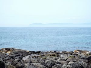 沖合に見える礼文島の島影