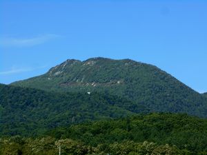 富良野西岳（左端のデコ）