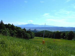 ゲレンデの作業道から振り返る