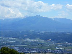 振り向くと十勝岳連峰と富良野の街並み