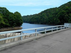 　堤高15.5ｍ、堤頂長108.5ｍ、湛水面積２0ha、総貯水容量87.7万㎥です。 　ダム管理者は北海道開発局で、本体施行者は鹿島建設、1950(昭和25)年に着工し1956年(昭和31)に竣工しました。