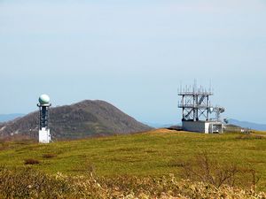 気象レーダーと対空送信所