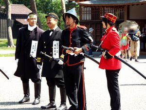 箱館奉行所庁舎前広場で