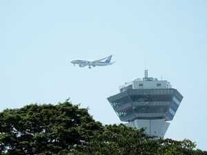 空飛ぶ飛行機