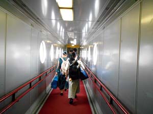 飛行機までの通路の様子