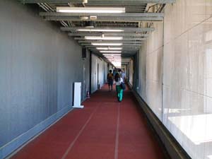空港ターミナル内の通路