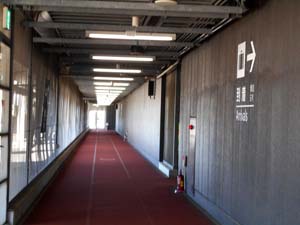 空港ターミナル内の通路