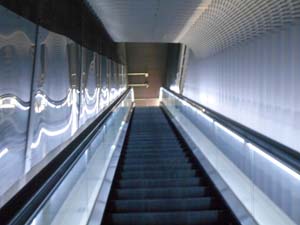 空港ターミナル内の通路