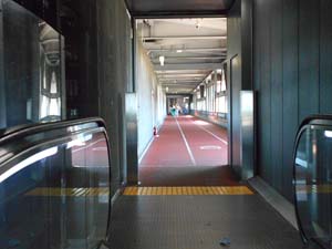 空港ターミナル内の通路