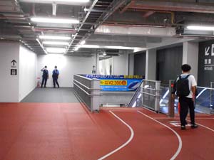 空港ターミナル内の通路