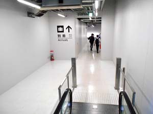 空港ターミナル内の通路