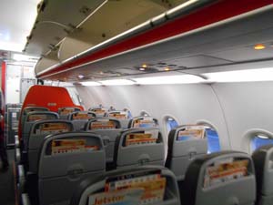 新千歳空港に着き機内から下りる様子