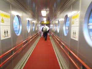 ターミナルへの通路