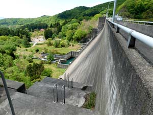 　亀田川は上水道・農業用水の水源に利用されていましたが、河道は単断面で狭窄部が多く流れが不安定で流量が極めて少なかったのです。 　そこで北海道は昭和45(1970)年に亀田川の治水計画を決定し、函館市と協議し中野ダムを21.9mかさ上げする工事を行い「新中野ダム」を建設することを決定しました。