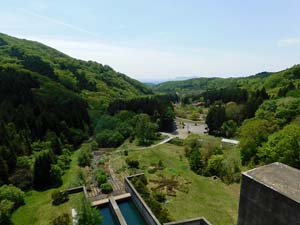 　亀田川は上水道・農業用水の水源に利用されていましたが、河道は単断面で狭窄部が多く流れが不安定で流量が極めて少なかったのです。 　そこで北海道は昭和45(1970)年に亀田川の治水計画を決定し、函館市と協議し中野ダムを21.9mかさ上げする工事を行い「新中野ダム」を建設することを決定しました。