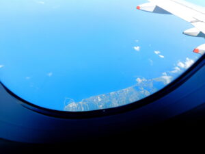飛行機の窓から