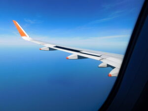 飛行機の窓から
