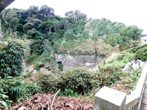 江の島の関東ローム層と「江ノ島縁起」説明版の周辺