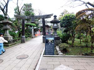 頼朝寄進の鳥居