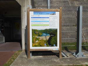 　降雨後なら滑りやすいので尚更です、乾いた道だったので幸いでした。 　下山途中かなり下って行ってから(上りでももちろん通りましたが)、道道の高架橋の下を潜る所があり、その手前で一旦坂道を下ってから再度上り返して通過するわけですが、最後の方で下ってから登るのが辛かったことを覚えています。